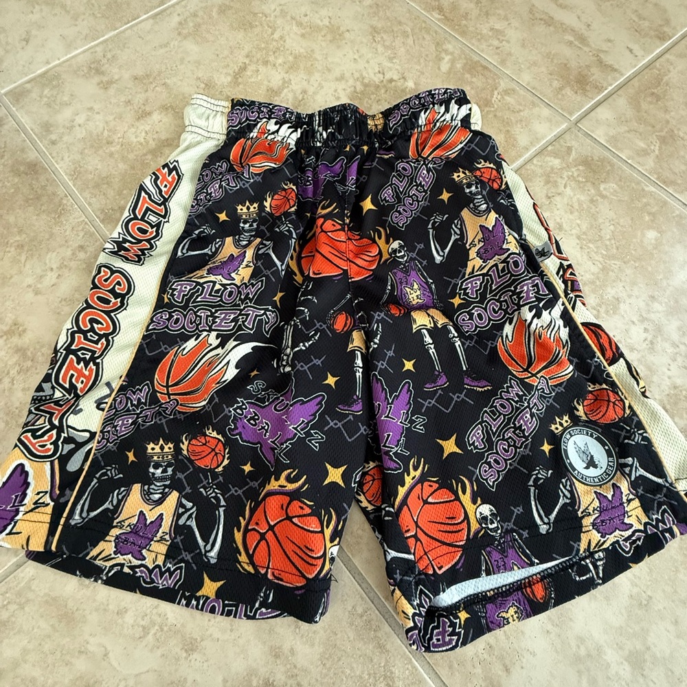 Flow Society Skeleton Hoops Graphic Shorts - youth L